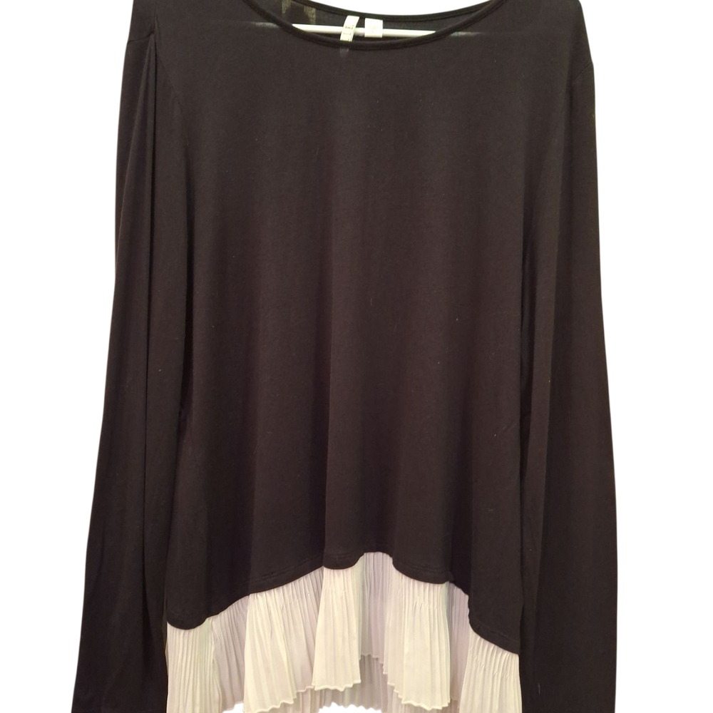 "Elle" Black and White Raglan Blouse with Asymmetrical Pleats Sz.L Like new!